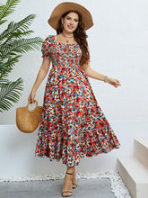 Robe à fleurs smockée à col carré grande taille
